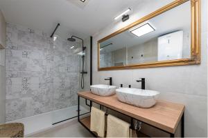 un bagno con due lavandini e uno specchio di Villa Dundo Marijo a Kručica Altre 35 foto