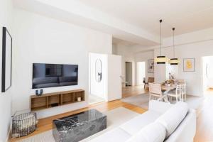 哥本哈根Step-Free Apartment for 8 People Near Amager Beach的白色的客厅，配有白色的沙发和桌子