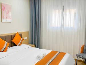 Orange inn Apartment 桔子酒店客房内的一张或多张床位