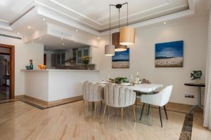 Zdjęcie z galerii obiektu Magnífico apartamento en complejo exclusivo con piscina cubierta - Gym - Sauna w Marbelli
