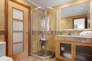 Zdjęcie z galerii obiektu Magnífico apartamento en complejo exclusivo con piscina cubierta - Gym - Sauna w Marbelli