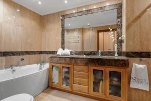 Zdjęcie z galerii obiektu Magnífico apartamento en complejo exclusivo con piscina cubierta - Gym - Sauna w Marbelli
