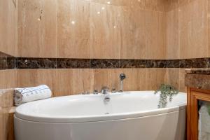 Zdjęcie z galerii obiektu Magnífico apartamento en complejo exclusivo con piscina cubierta - Gym - Sauna w Marbelli
