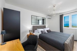 una camera da letto con un letto, una sedia e una finestra di Villa Dundo Marijo a Kručica