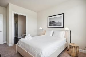 a bedroom with a large bed with white sheets at Century Millenia in Orlando in Orlando +57 photos
