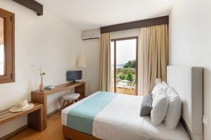 Postel nebo postele na pokoji v ubytování Blue Bay Halkidiki