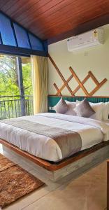 Postel nebo postele na pokoji v ubytování Vythiri Holiday Resort, Wayanad