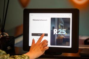 a person pointing to a website on a computer screen at Rooms25 in Amsterdam