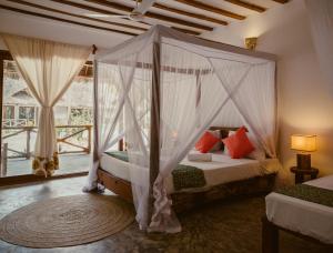 Llit o llits en una habitació de Bahati Sunset Bungalows Michamvi