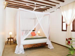 Llit o llits en una habitació de Bahati Sunset Bungalows Michamvi