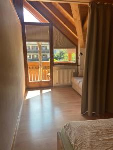 Cette chambre comprend un lit et une grande fenêtre. dans l'établissement Kienasthof, à Bressanone