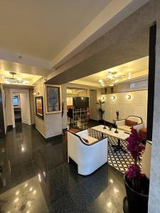 una sala de estar con un sofá y una mesa en Dareyn Boutique, en Estambul