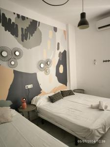 Postel nebo postele na pokoji v ubytování Feel Hostels Soho Malaga