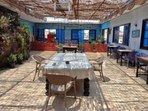 a patio with tables and chairs in a restaurant at New Palace Hotel in Cairo