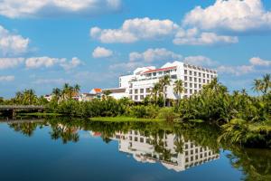 Výhled na řeku, která protéká v blízkosti hotelu