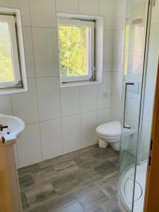 Koupelna v ubytování Haus Wilhelm + 16 fotografií