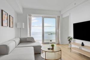 Телевізор і / або розважальний центр в Endless ocean views with private balcony