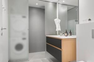 Ванна кімната в Endless ocean views with private balcony