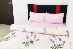 Ένα ή περισσότερα κρεβάτια σε δωμάτιο στο Amin Homestay Jln Langgar HSB