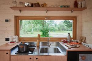 Kuchyň nebo kuchyňský kout v ubytování Una stanza nella piana di Campo di Bonis - Friland