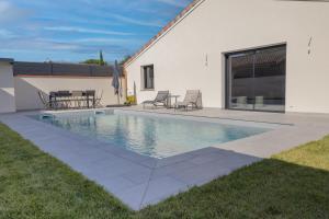 una piscina davanti a una casa di La maison de La ramée a Tournefeuille