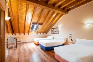 Łóżko lub łóżka w pokoju w obiekcie Hotel Alda Lalín