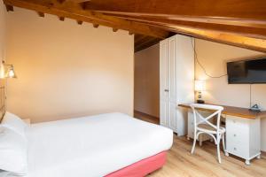 Łóżko lub łóżka w pokoju w obiekcie Hotel Alda Lalín
