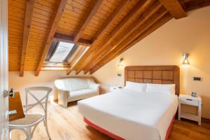 Łóżko lub łóżka w pokoju w obiekcie Hotel Alda Lalín