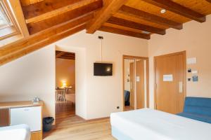 Łóżko lub łóżka w pokoju w obiekcie Hotel Alda Lalín