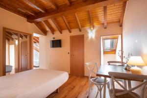 Łóżko lub łóżka w pokoju w obiekcie Hotel Alda Lalín