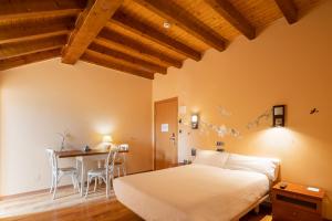 sypialnia z łóżkiem i stołem z krzesłami w obiekcie Hotel Alda Lalín w mieście Lalín +20 zdjęć