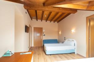 Łóżko lub łóżka w pokoju w obiekcie Hotel Alda Lalín