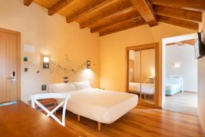 sypialnia z dużym białym łóżkiem w pokoju w obiekcie Hotel Alda Lalín w mieście Lalín