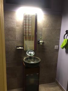 特里奥莱村Citrus Villa的浴室里有洗手池和镜子