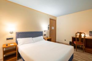 Łóżko lub łóżka w pokoju w obiekcie Hotel Alda Lalín