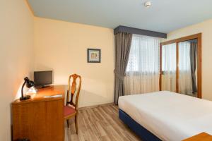 Łóżko lub łóżka w pokoju w obiekcie Hotel Alda Lalín