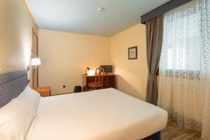 Łóżko lub łóżka w pokoju w obiekcie Hotel Alda Lalín