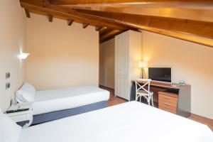 Łóżko lub łóżka w pokoju w obiekcie Hotel Alda Lalín