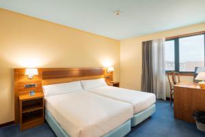 Łóżko lub łóżka w pokoju w obiekcie Hotel Alda Lalín