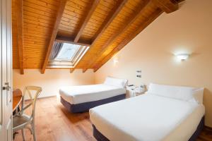 Łóżko lub łóżka w pokoju w obiekcie Hotel Alda Lalín