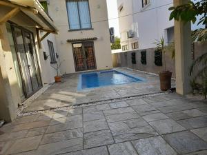 特里奥莱村Citrus Villa的一座建筑的庭院中的游泳池 更多3张照片