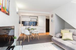 Kuchyň nebo kuchyňský kout v ubytování Complete Host AquaLuna Apartments