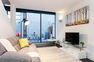 TV a/nebo společenská místnost v ubytování Complete Host AquaLuna Apartments