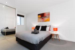 Postel nebo postele na pokoji v ubytování Complete Host AquaLuna Apartments