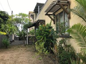 特里奥莱村Citrus Villa的房子侧面有植物