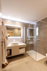 Koupelna v ubytování Pefki Luxury Suites