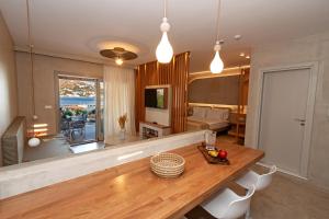 TV a/nebo společenská místnost v ubytování Pefki Luxury Suites