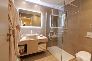 Koupelna v ubytování Pefki Luxury Suites