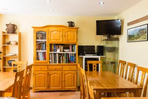 TV a/nebo společenská místnost v ubytování Hotel Rural Somiedo