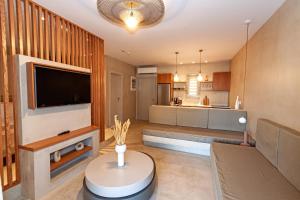 TV a/nebo společenská místnost v ubytování Pefki Luxury Suites